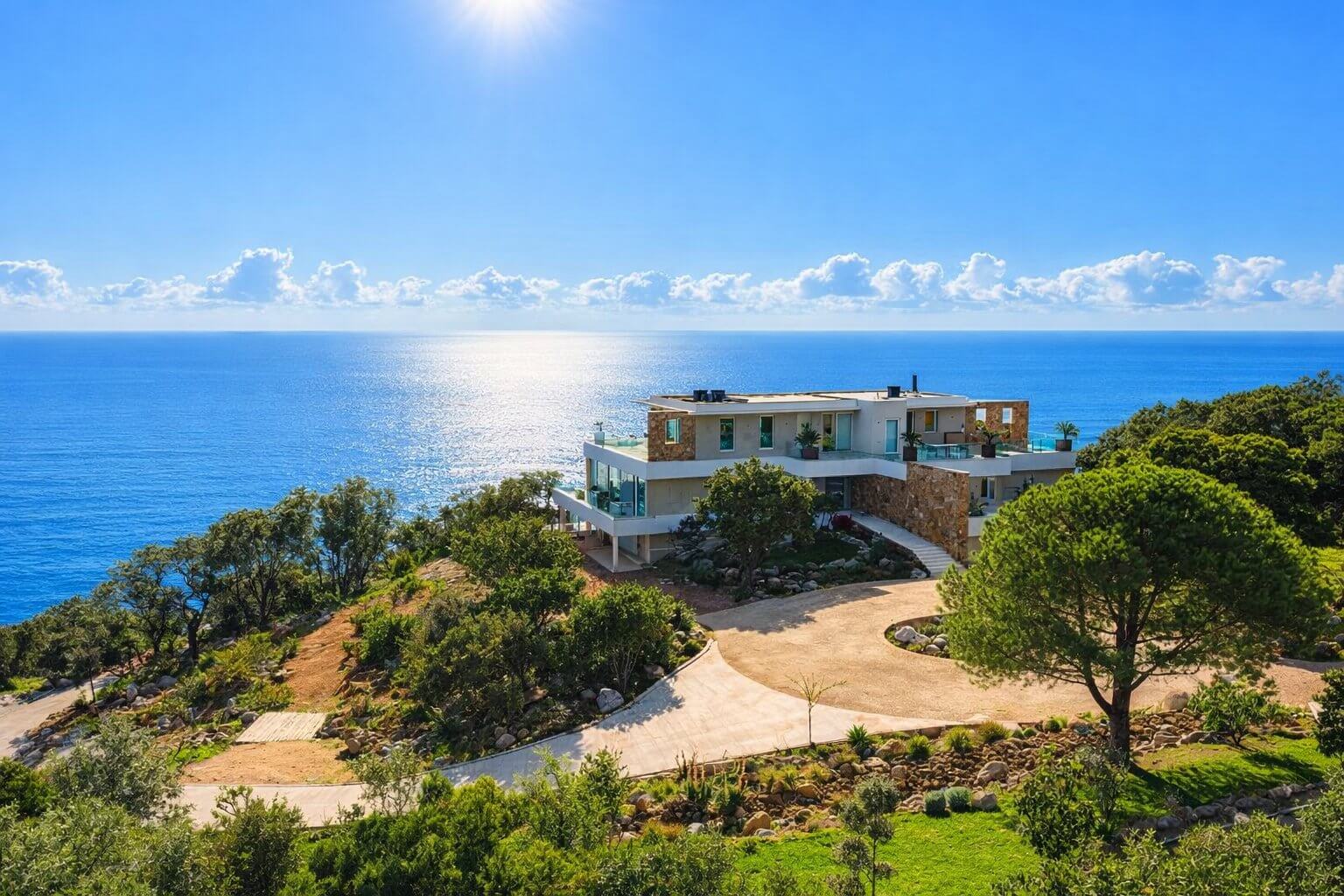 Villa de luxe à Favone en Corse-du-Sud avec vue panoramique sur la mer et les montagnes