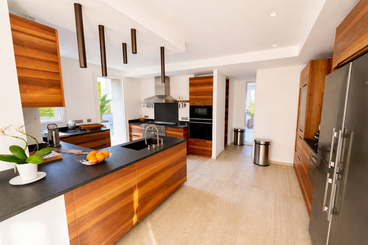 Cuisine contemporaine avec ilot central et électroménager moderne