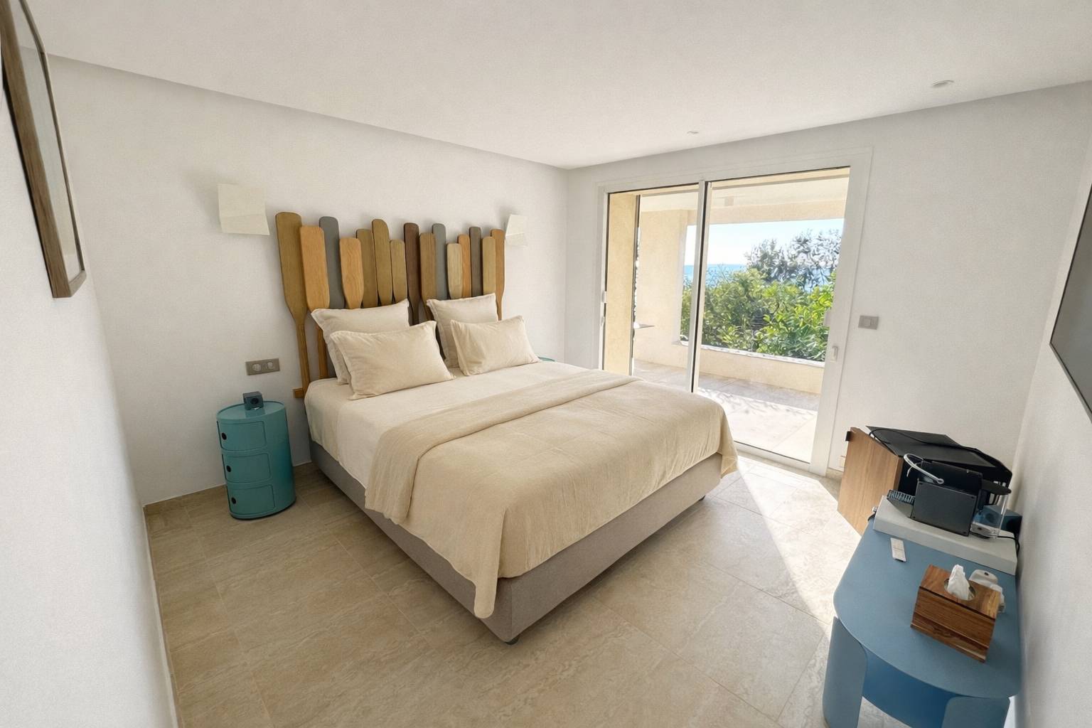 Modern room with double bed and terrace access