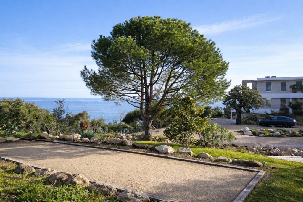 Terrain de pétanque paysagé avec vue sur la mer