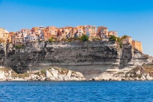 Ville de Bonifacio perchée sur des falaises blanches au bord de la mer en Corse du Sud