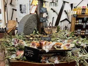Étal de charcuteries corses et produits locaux dans une boutique traditionnelle