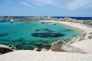 Lagons turquoise et rochers granitiques des îles Lavezzi en Corse du Sud
