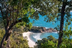 Plage de Canella avec sable clair et mer turquoise en Corse du Sud