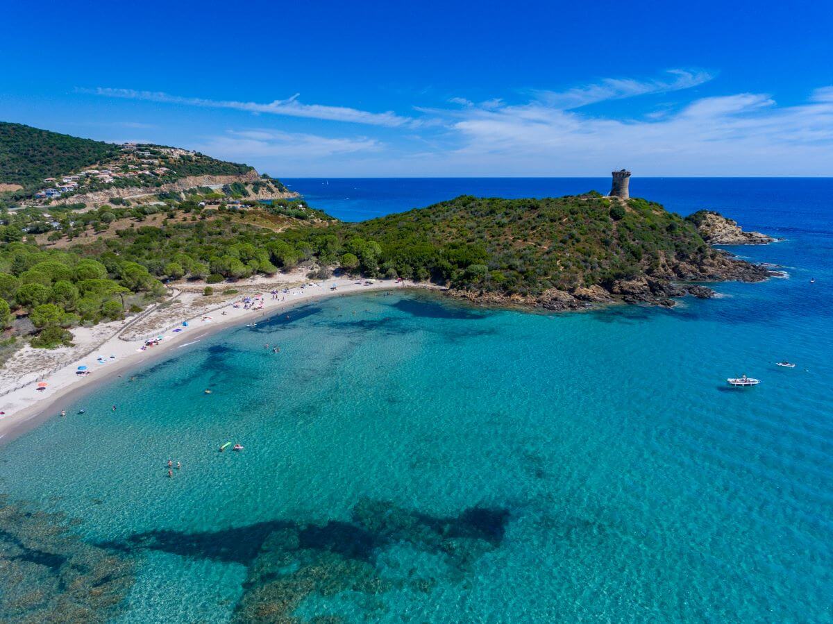 Plage de Fautea avec eau turquoise et tour génoise sur un promontoire