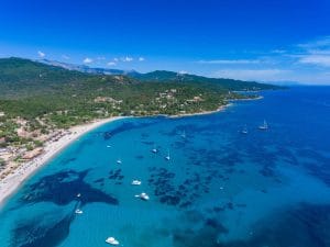 Plage de Favone vue aérienne avec sable clair et eau turquoise