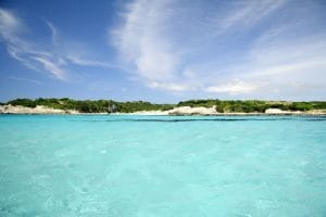 Plage de Piantarella avec lagon peu profond et îlots rocheux
