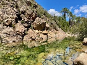 Rivière de la Solenzara avec eau claire, rochers et forêt en Corse