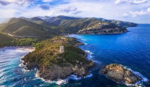 Plage de Fautea avec eau turquoise et tour génoise sur un promontoire