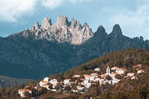 Village de Zonza avec ses maisons en pierre au pied des aiguilles de Bavella