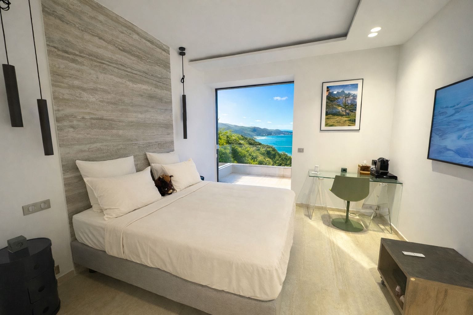 Elegant suite with double bed and sea view from the terrace